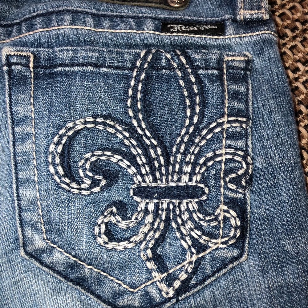 Miss Me Cropped Capri Fleur de Lis Pocket Rhinestone Denim Jeans - Picture 8 of 10